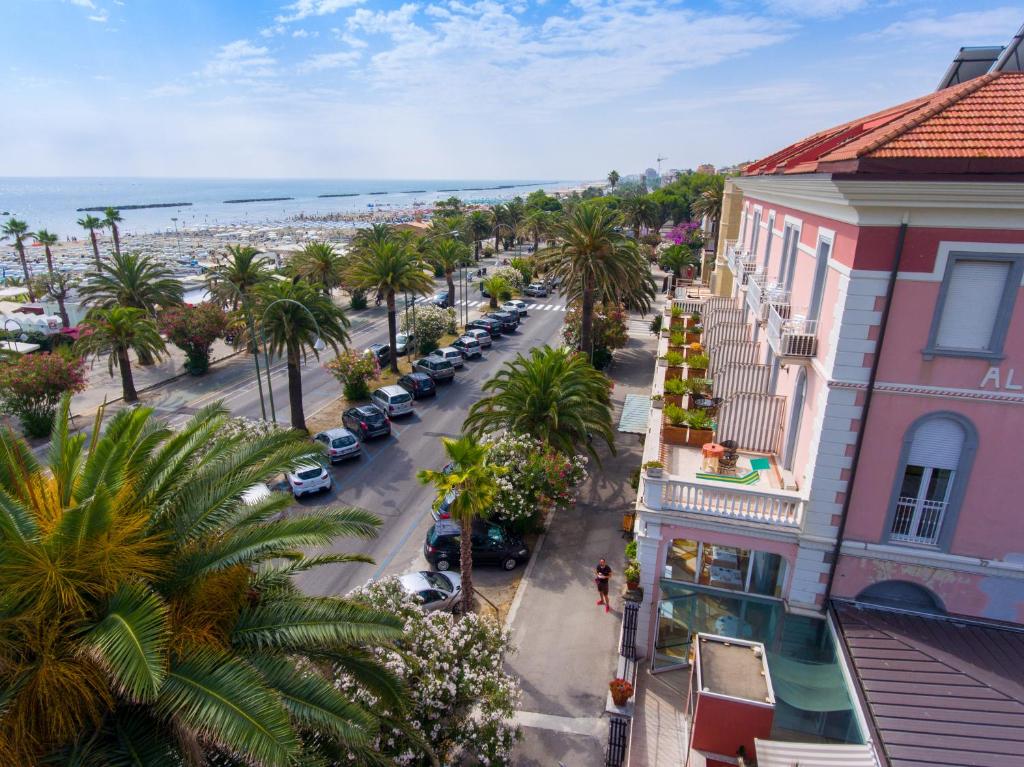 - une vue aérienne sur une rue de la ville bordée de palmiers dans l'établissement Hotel Progresso, à San Benedetto del Tronto