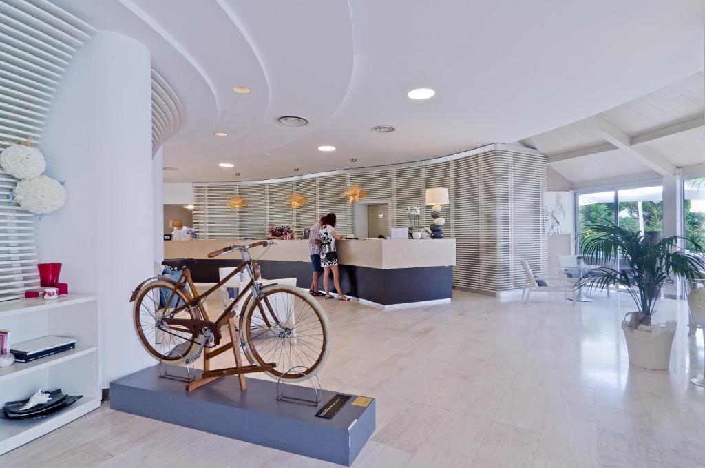 un vélo exposé dans une pièce avec un comptoir dans l'établissement Hotel Riviera dei Fiori, à San Lorenzo al Mare