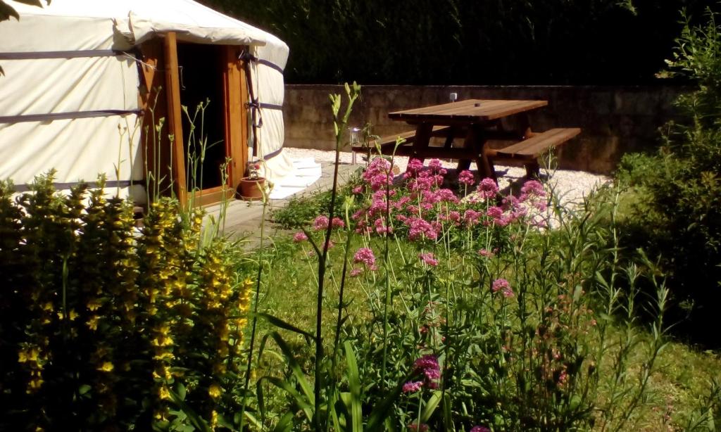 une yourte avec un bouquet de fleurs dans un jardin dans l'établissement yourte d'hotes, à Mailley-et-Chazelot 9 autres photos