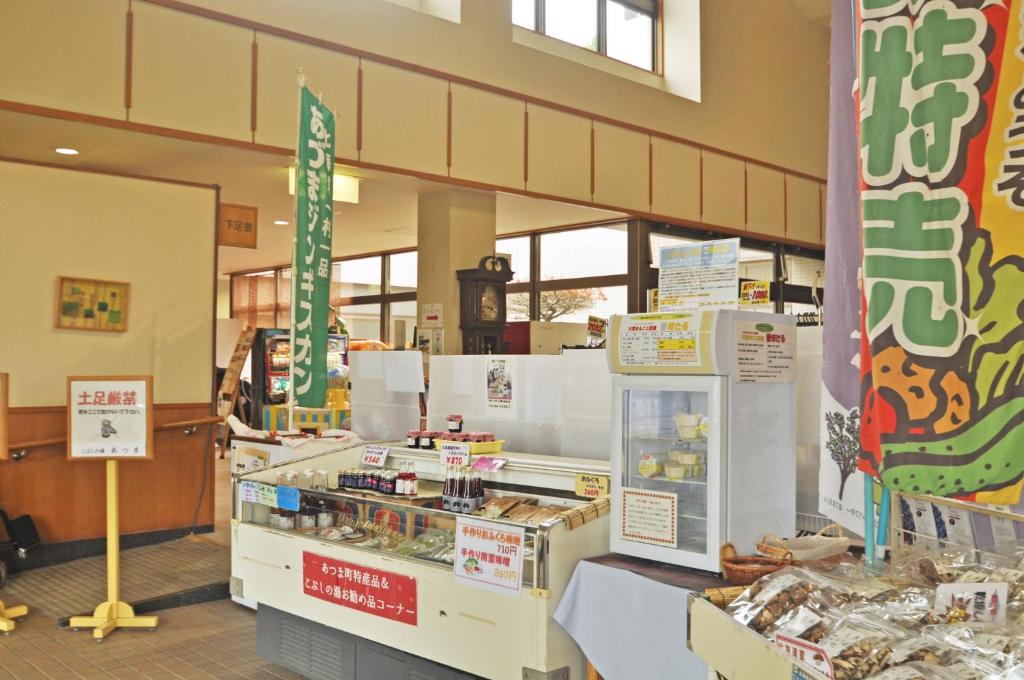 un fast-food avec une vitrine de nourriture dans l'établissement Kobushi no Yu Atsuma, à Atsuma