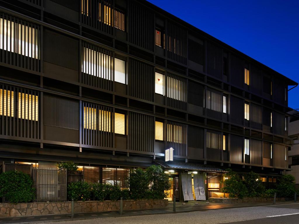 - une vue extérieure sur un bâtiment la nuit dans l'établissement Gion Shinmonso, à Kyoto