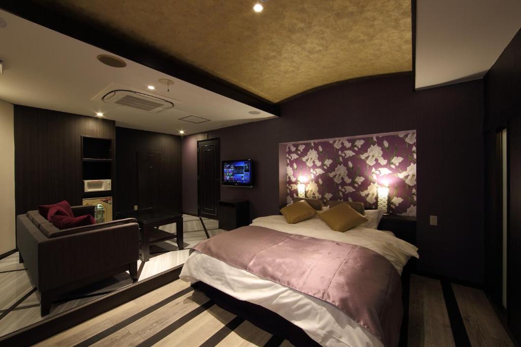 une chambre avec un lit, un bureau et une télévision dans l'établissement Hotel Water Gate Hamamatsu (Adult Only), à Hamamatsu