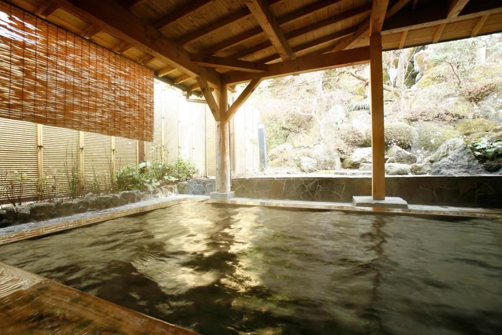 - une piscine d'eau dans une chambre dotée d'un plafond en bois dans l'établissement Shimizu Ryokan, à Yufu 23 autres photos
