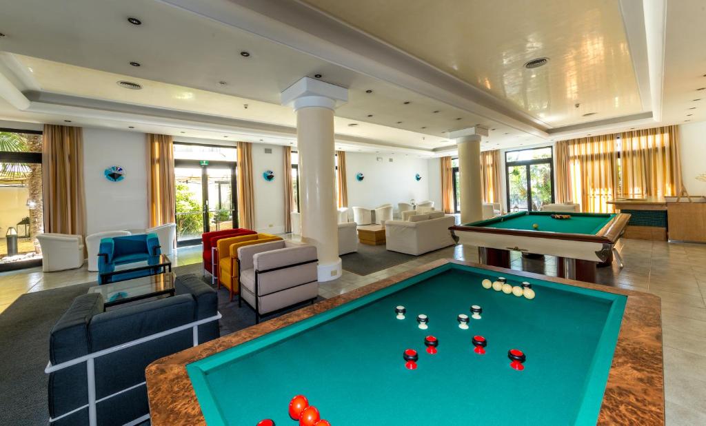 une salle de billard avec une table de billard à l'intérieur dans l'établissement Hotel Excelsior, à Lido di Jesolo