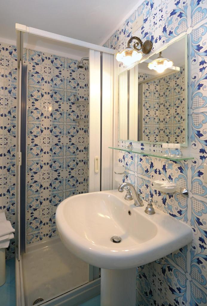 une salle de bain avec un lavabo et une douche dans l'établissement La Locanda Del Fiordo, à Furore