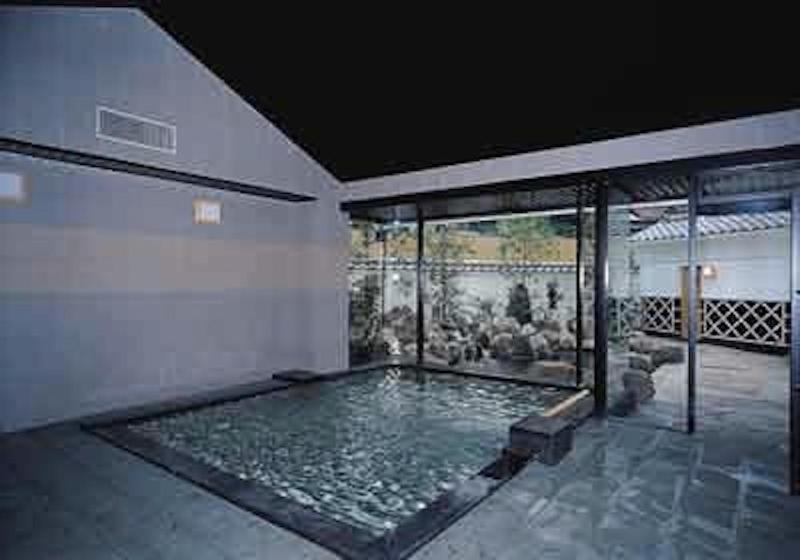 une chambre avec une piscine dans une maison dans l'établissement Yanagiya, à Kōfu