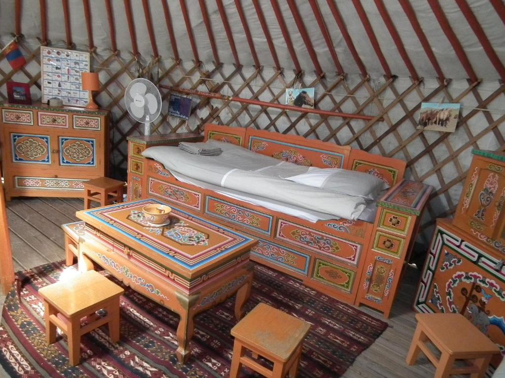 une chambre avec un lit, une table et des chaises dans l'établissement yourte d'hotes, à Mailley-et-Chazelot