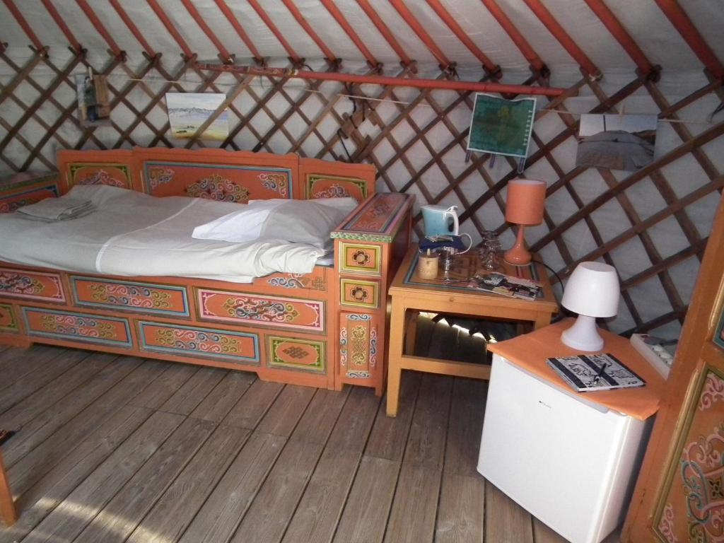 une chambre avec un lit dans une yourte dans l'établissement yourte d'hotes, à Mailley-et-Chazelot
