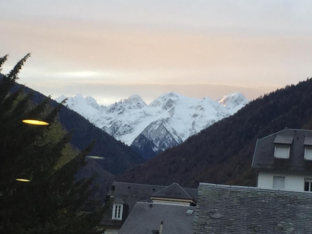- une vue sur les montagnes enneigées au loin dans l'établissement Appartement 2 personnes cures ski luchon, à Luchon 13 autres photos