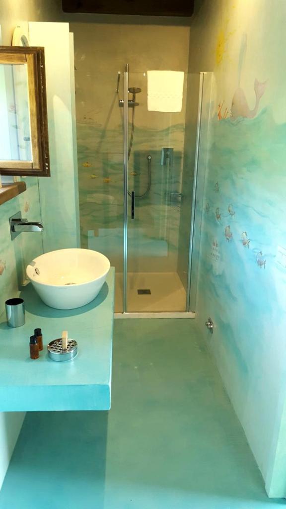une salle de bain avec un lavabo et une douche dans l'établissement Torre dei Sogni, à Poppi