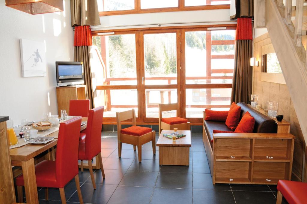 un salon avec un canapé et une table dans l'établissement travelski home premium - Résidence Le Roc Belle Face, à Arc 1600