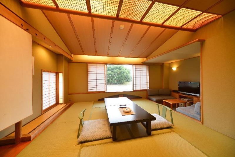 un salon avec une table et un canapé dans l'établissement Hotel New Mitoya, à Sendai 6 autres photos