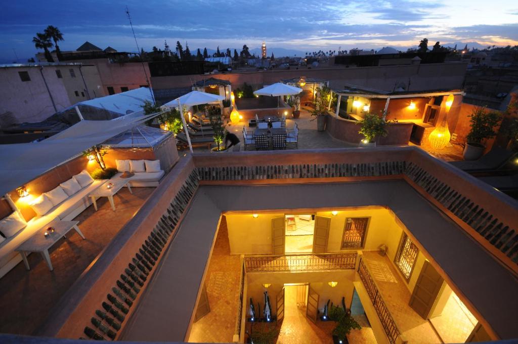 une vue aérienne d'un balcon la nuit dans l'établissement Riad Vendôme & Spa, à Marrakech