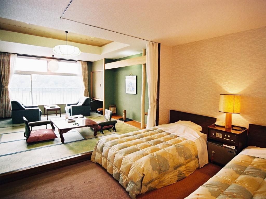 une chambre d'hôtel avec un lit et un salon dans l'établissement Hotel Abashirikoso, à Abashiri 36 autres photos