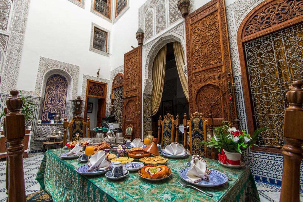 une table avec de la nourriture dessus dans une pièce dans l'établissement Riad Damia Suite &Spa, à Fès