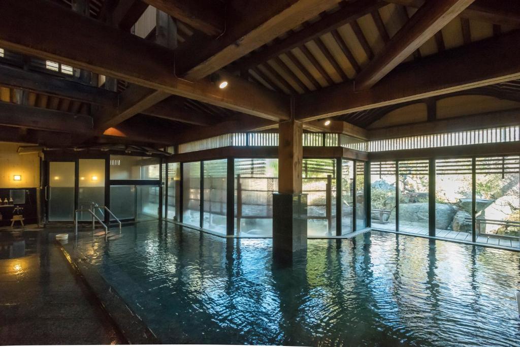 - une piscine intérieure dans un bâtiment doté de baies vitrées dans l'établissement Awara Grand Hotel, à Awara