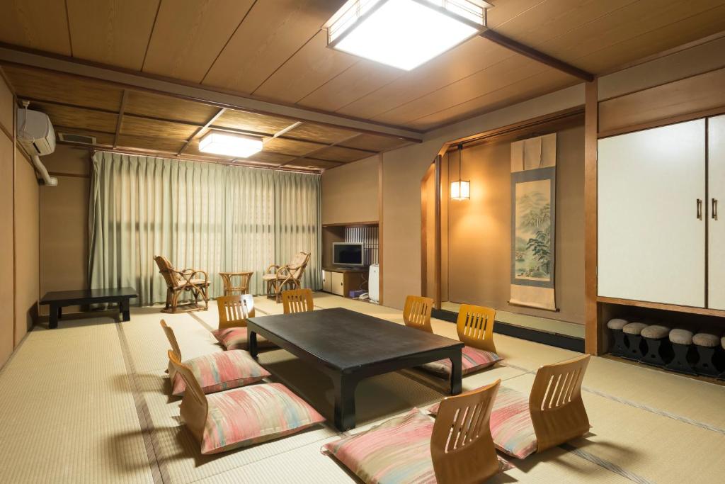 un salon avec une table et des chaises dans l'établissement Awara Grand Hotel, à Awara