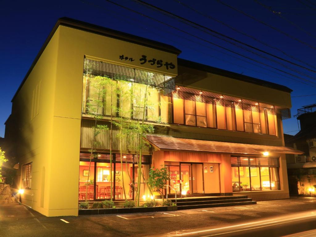 un bâtiment dans une rue la nuit dans l'établissement Hotel Uzuraya, à Chikuma