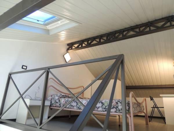 une chambre avec un lit, une table et une fenêtre dans l'établissement Appartamenti Villaggio Internazionale, à Albenga