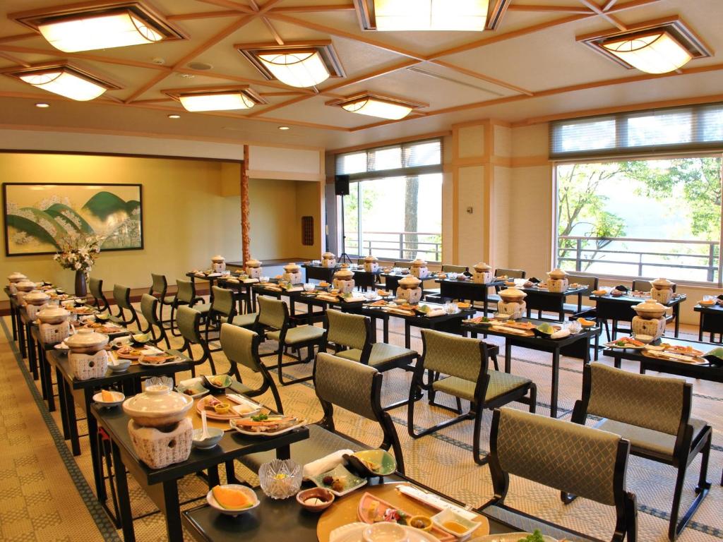 une grande salle à manger avec tables et chaises dans l'établissement Hotel Abashirikoso, à Abashiri