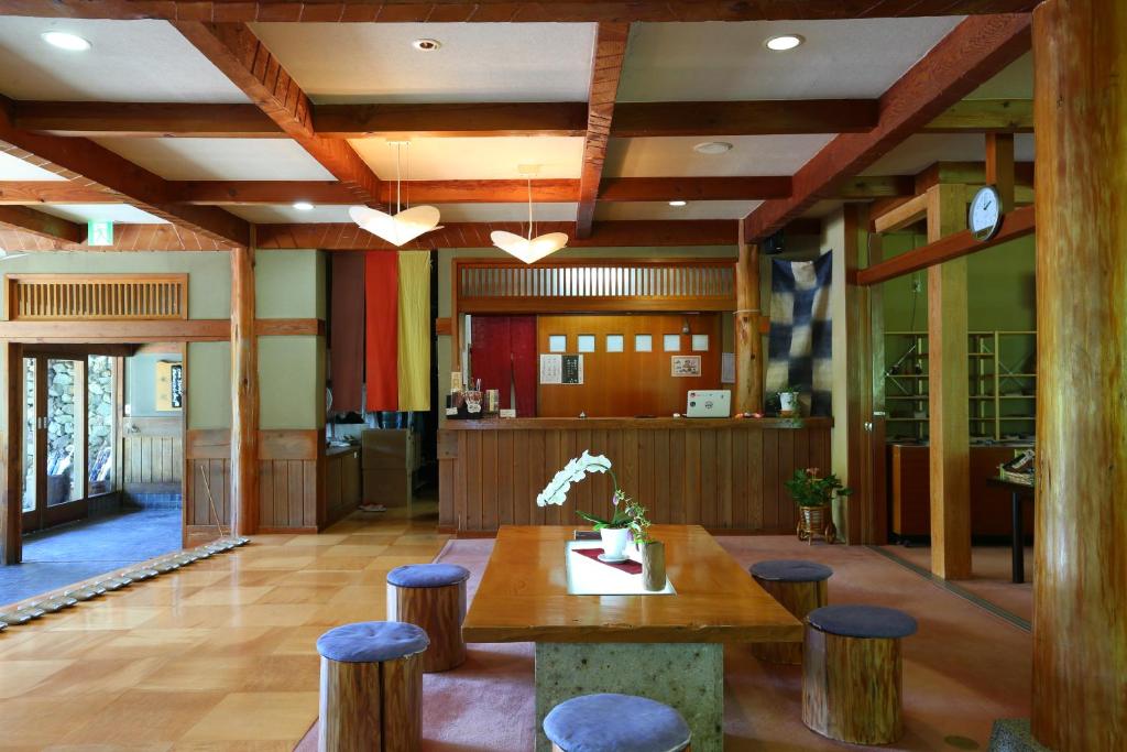 - un hall avec une table et des tabourets en bois dans l'établissement Nukumorino-yado Komanoyu, à Kiso 37 autres photos