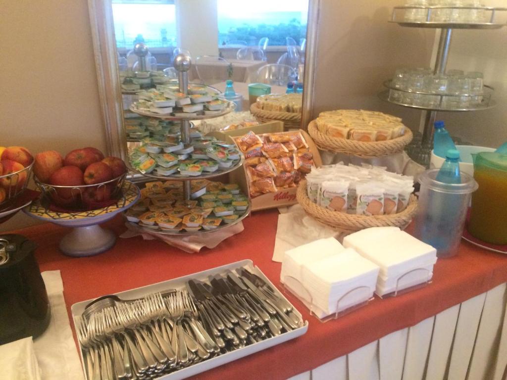 un buffet avec de nombreux types de nourriture différents sur un comptoir dans l'établissement Hotel Baia Azzurra, à Taormine 22 autres photos