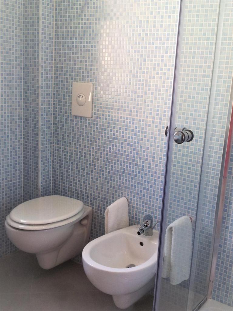 une salle de bain avec toilettes et lavabo dans l'établissement Hotel Rodian, à Acquappesa 22 autres photos