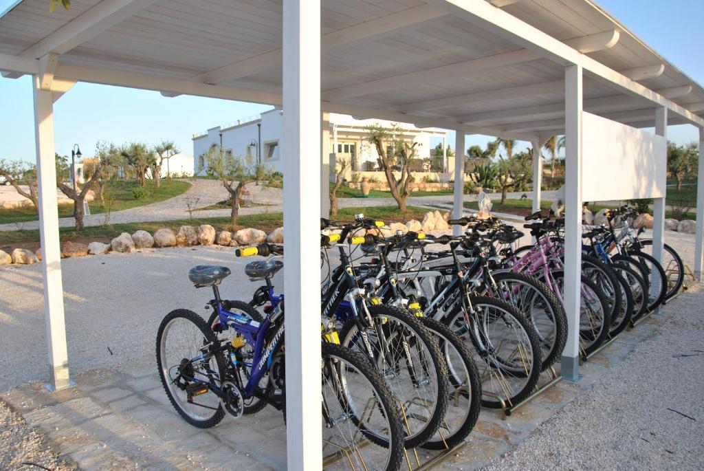 - un tas de vélos garés dans un parking dans l'établissement Casale del Murgese Country Resort, à Savelletri di Fasano