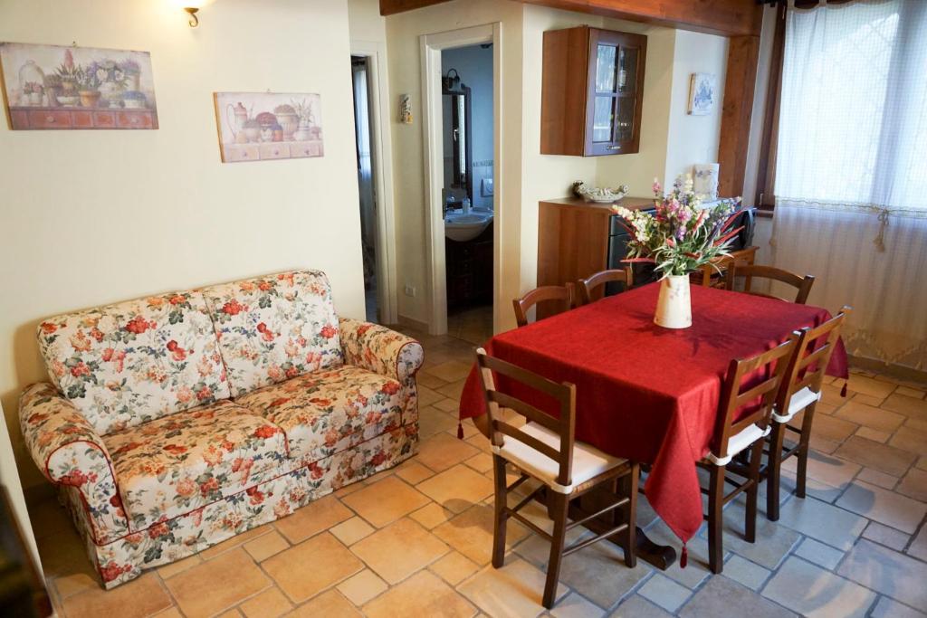 un salon avec une table et un canapé dans l'établissement Taormina Villa Ibiscus Alcantara, à Gaggi