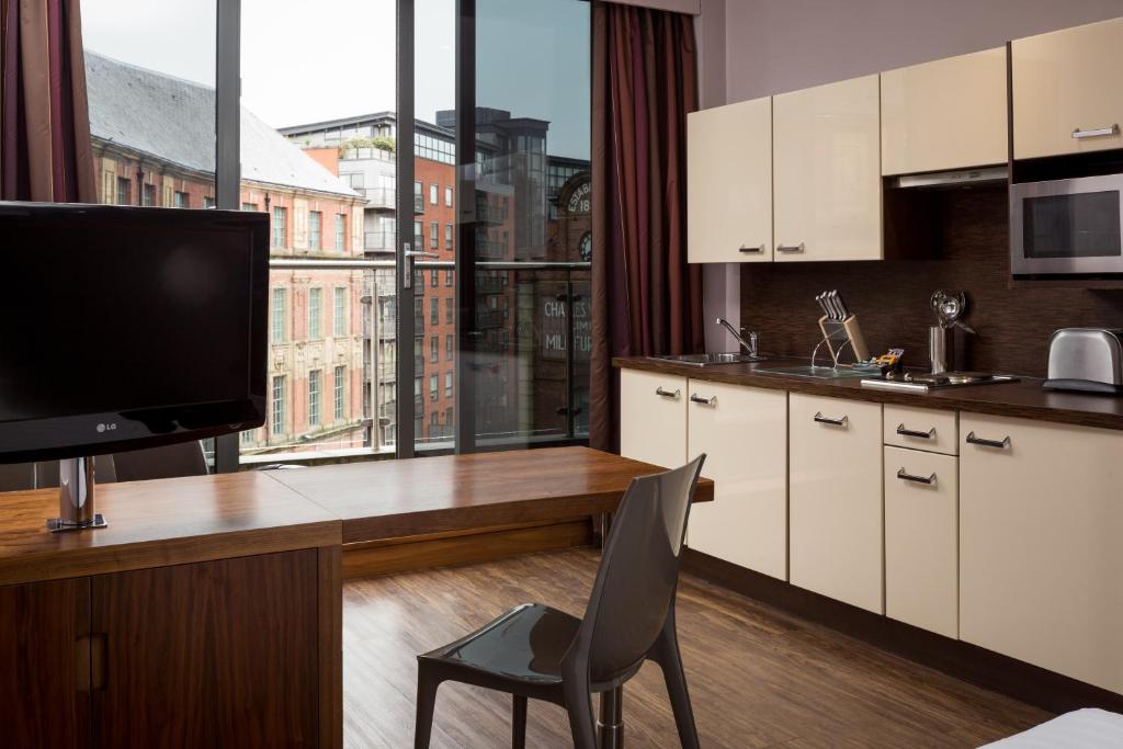Roomzzz Leeds City 6