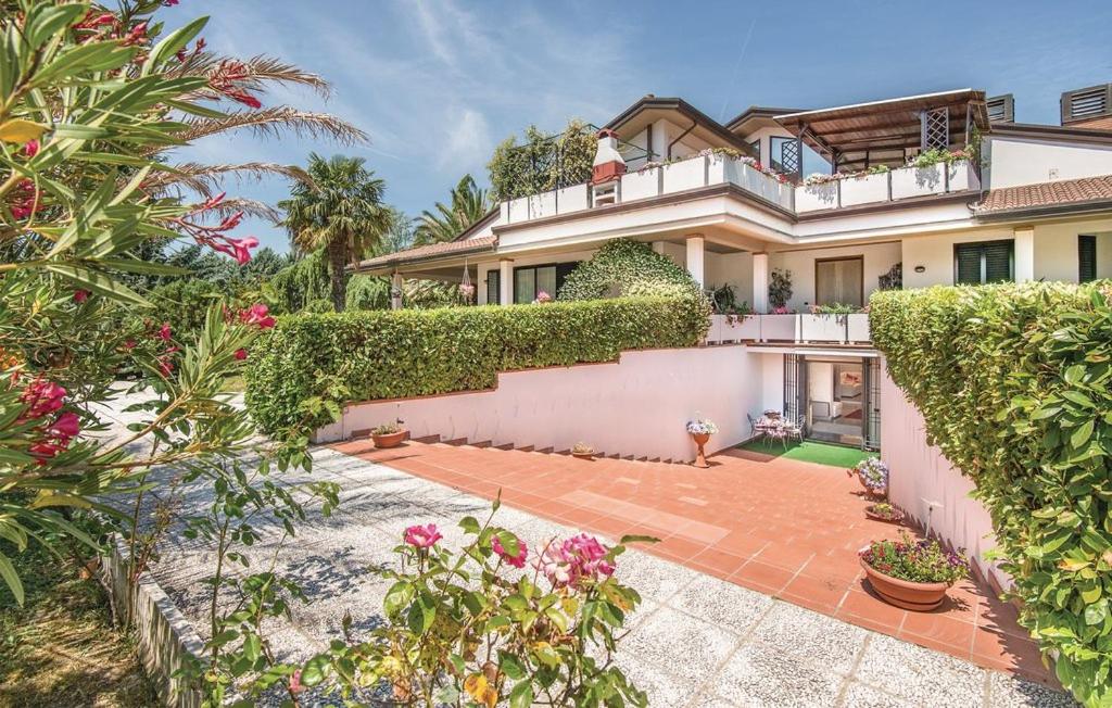 Une grande maison avec du lierre grandissant sur son côté dans l'établissement Villa Serena, à Assise