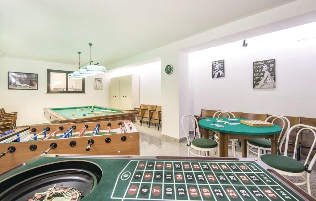 Cette chambre dispose d'un billard et d'une table. dans l'établissement Villa Serena, à Assise