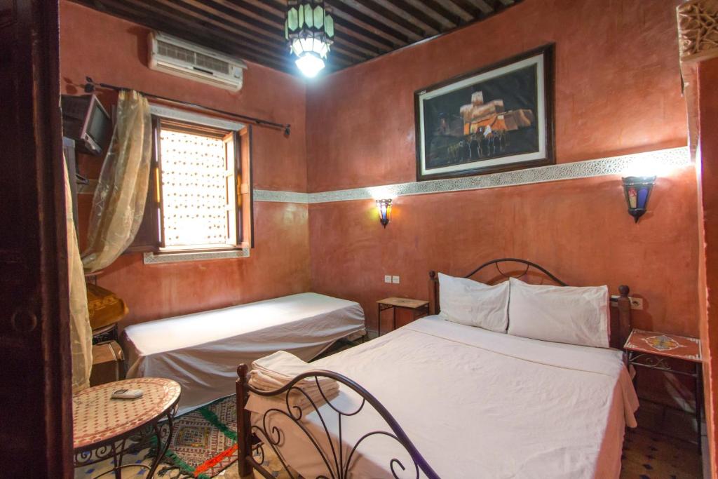 une petite pièce avec un lit et une fenêtre dans l'établissement Riad Anass Al Ouali, à Fès