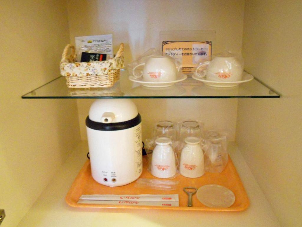 - une étagère avec une cafetière et des verres dans l'établissement Hotel Mare (Adult Only), à Akashi 10 autres photos