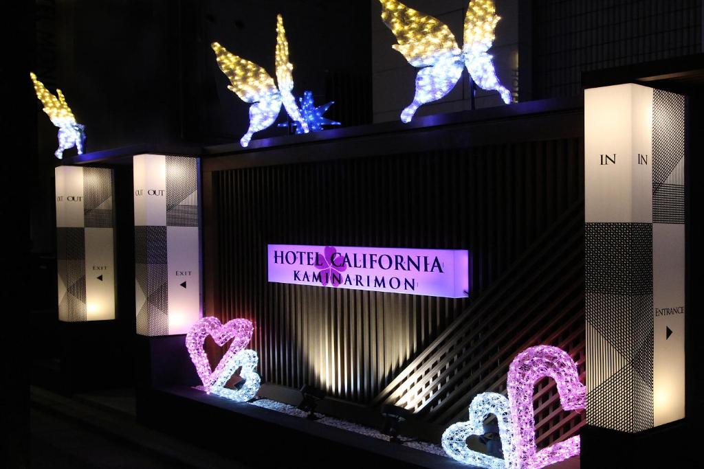 une exposition de sculptures légères de papillons et de cœurs dans l'établissement Hotel California Kaminarimon (Adult Only), à Tokyo