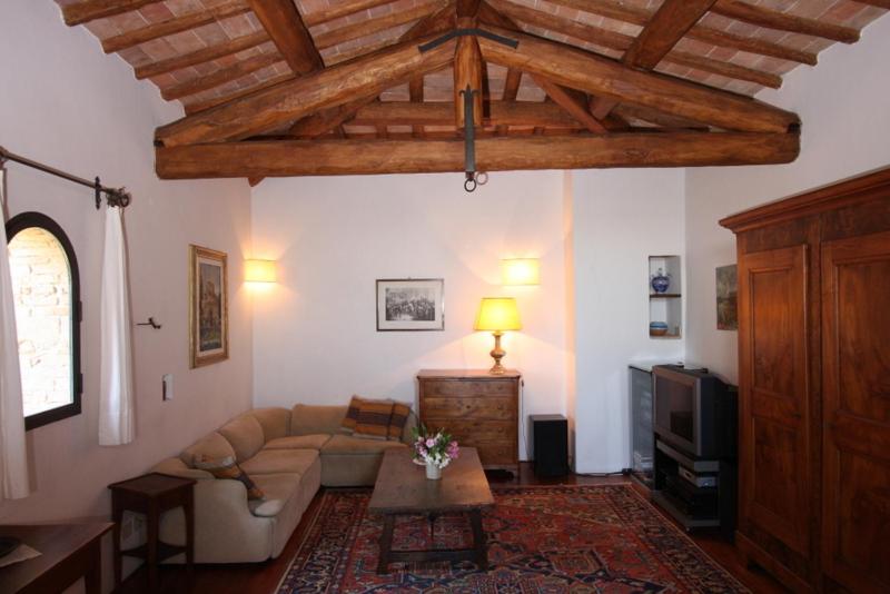 un salon avec un canapé et une table dans l'établissement Archipettoli, à San Casciano in Val di Pesa