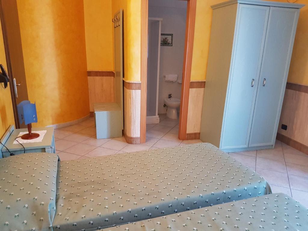 - une chambre avec un lit et une salle de bains dans l'établissement Hotel Nautilus, à Nicotera Marina