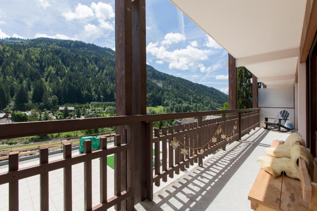 un balcon avec vue sur les montagnes dans l'établissement Appartement Le Danay 10 personnes, au Grand-Bornand