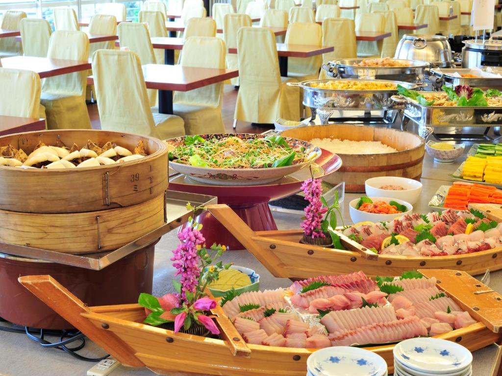 - un buffet avec de nombreux types de nourriture différents dans des paniers en bois dans l'établissement Nagasaki Nisshokan, à Nagasaki