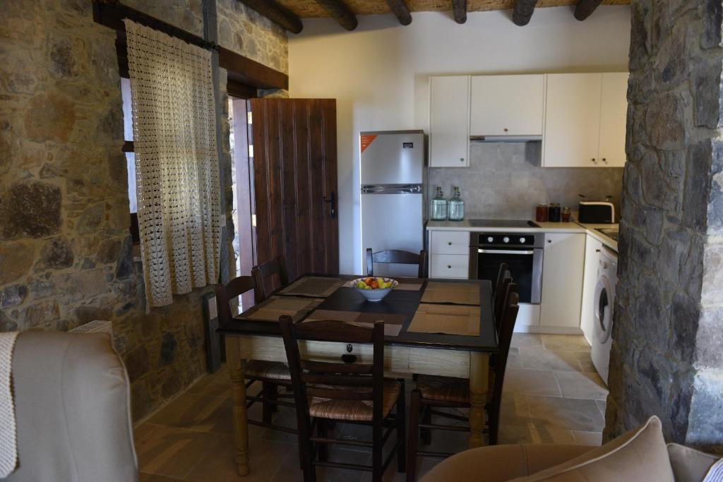 Spiti tis Irinis 4