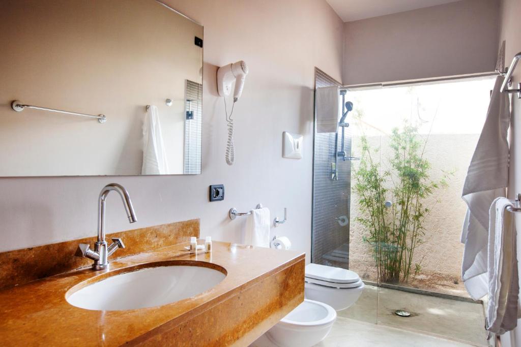 une salle de bain avec un lavabo et des toilettes dans l'établissement Villa Sole, à San Vito Lo Capo 39 autres photos