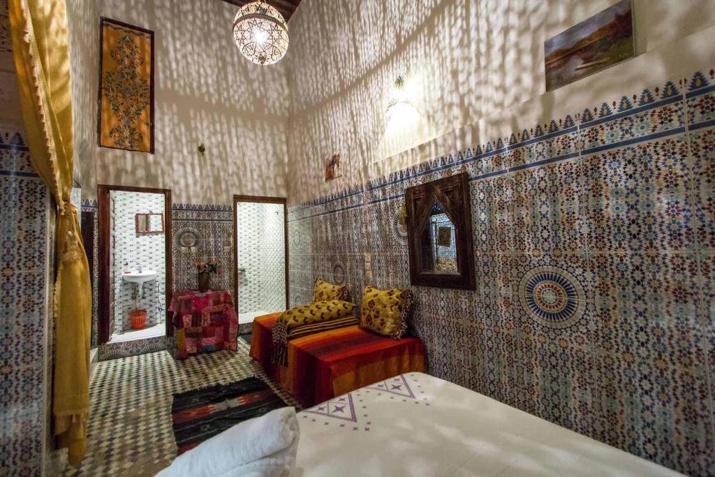 - une chambre avec un canapé et une table dans l'établissement Dar Lalla Kenza, à Fès