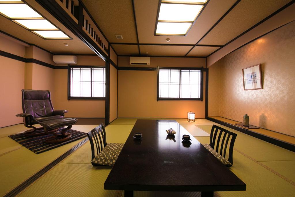 d'une salle de conférence avec une table et des chaises. dans l'établissement Yunosato Hayama, à Beppu
