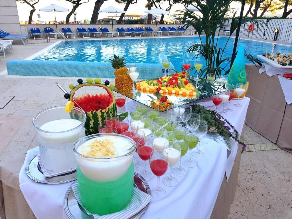 - une table avec des boissons et des apéritifs à côté de la piscine dans l'établissement Hotel Bristol, à Lignano Sabbiadoro 190 autres photos
