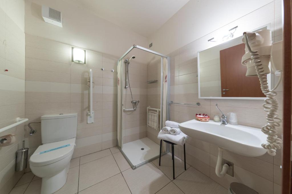 une salle de bain avec toilettes, lavabo et douche dans l'établissement Hotel La Ninfea, à Montesilvano