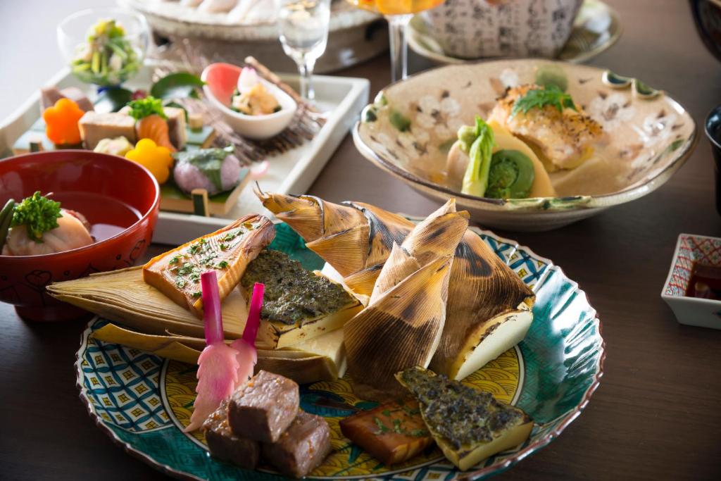 une table avec une assiette de nourriture sur une table dans l'établissement Tachibana Shikitei, à Kaga