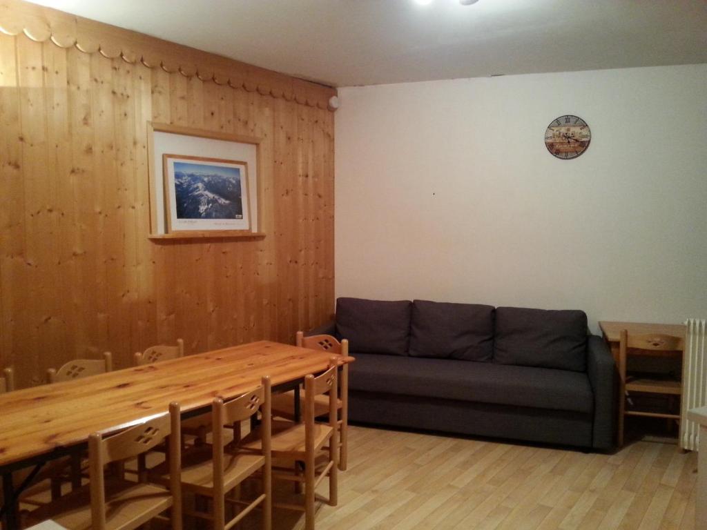 un salon avec un canapé et une table dans l'établissement Appartements Le Clos des Gentianes, à Allevard