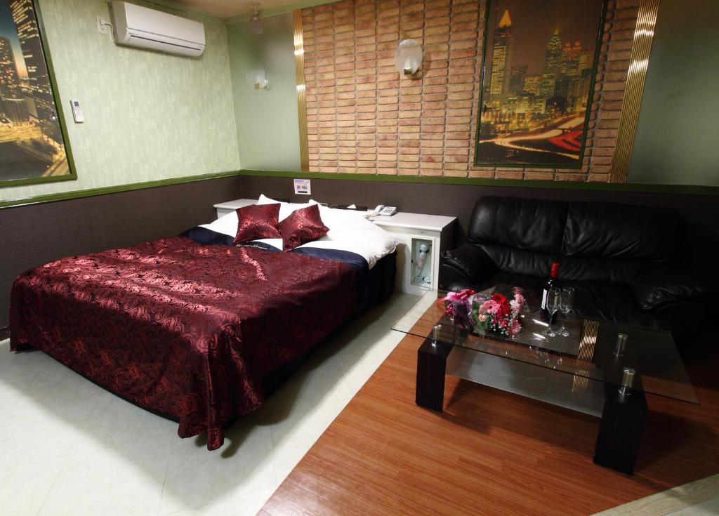 une chambre avec un grand lit et un canapé dans l'établissement Restay Choshi Aine (Adult Only), à Choshi 38 autres photos
