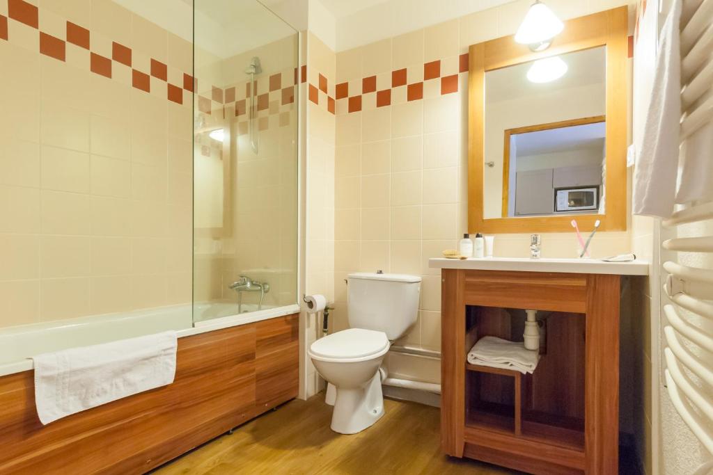 une salle de bain avec toilettes, lavabo et douche dans l'établissement Résidence Pierre & Vacances Les Temples du Soleil, à Val Thorens 31 autres photos