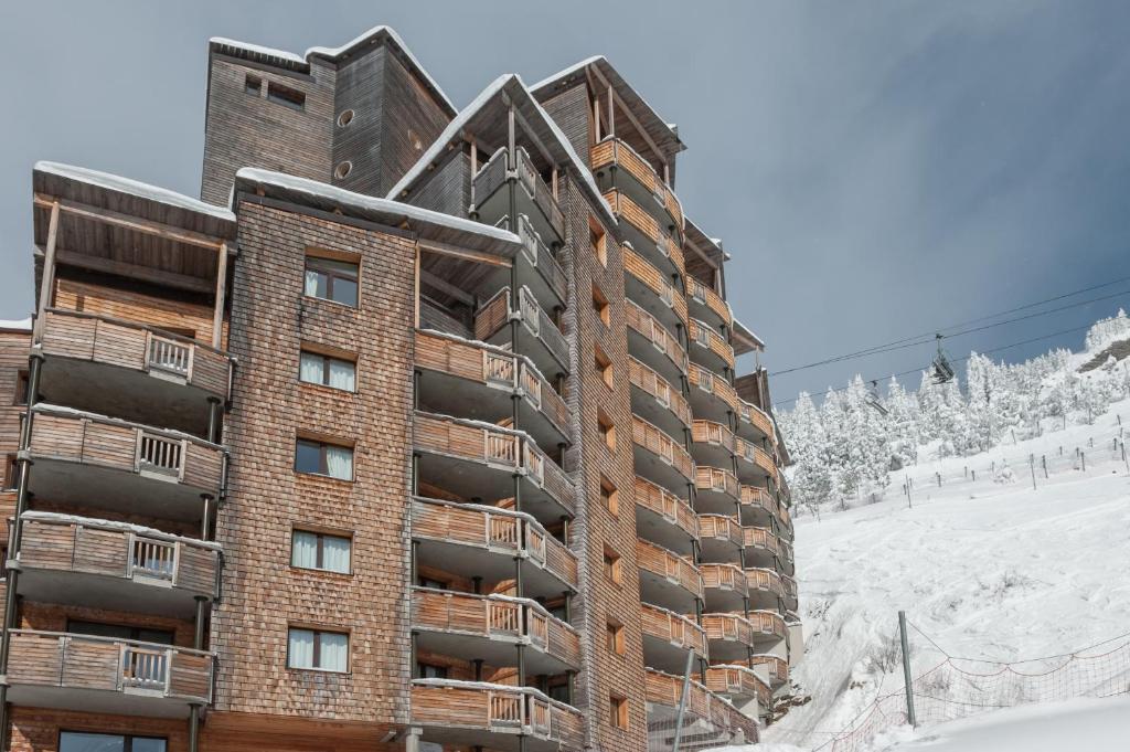un bâtiment dans la neige sur une piste de ski dans l'établissement Résidence Pierre & Vacances Electra, à Avoriaz